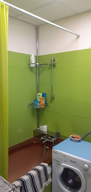 Bañera, secador de pelo, toallas y jabón