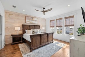 5 slaapkamers, een strijkplank/strijkijzer, reisbedje, gratis wifi