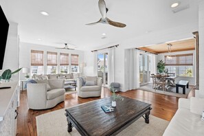 Smart-tv, bordfodbold, bordtennisbord, bøger