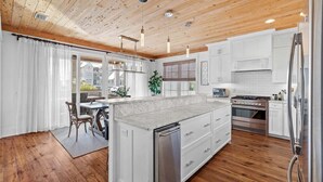 Coffee/tea maker, fridge, microwave, oven - 1 HOUSE OFF BEACH w/ LSV, BIKES, POOL & GULF VIEWS! PET FRIENDLY! (Santa Rosa Beach)