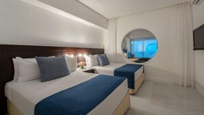 Une chambre d’hôtel avec deux lits, un miroir rond et une vue sur la mer par la fenêtre.