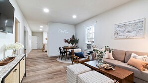 Ein modernes Wohnzimmer mit einer Couch, einem Couchtisch und einem Essbereich.