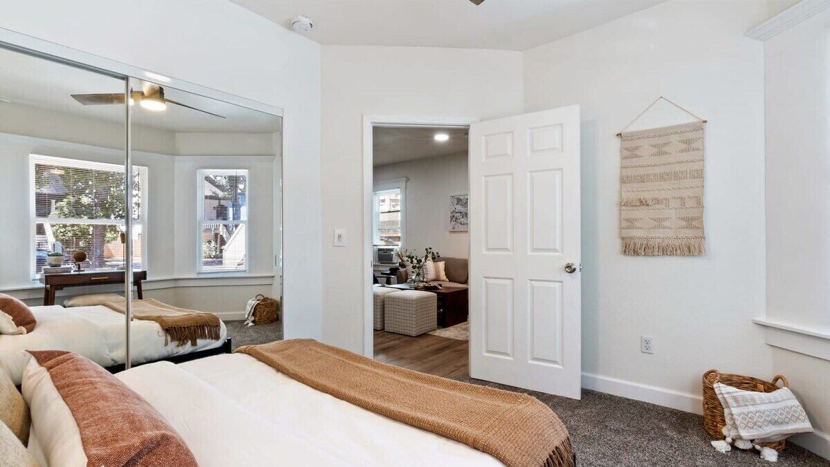 3 bedrooms, desk, iron/ironing board, travel crib