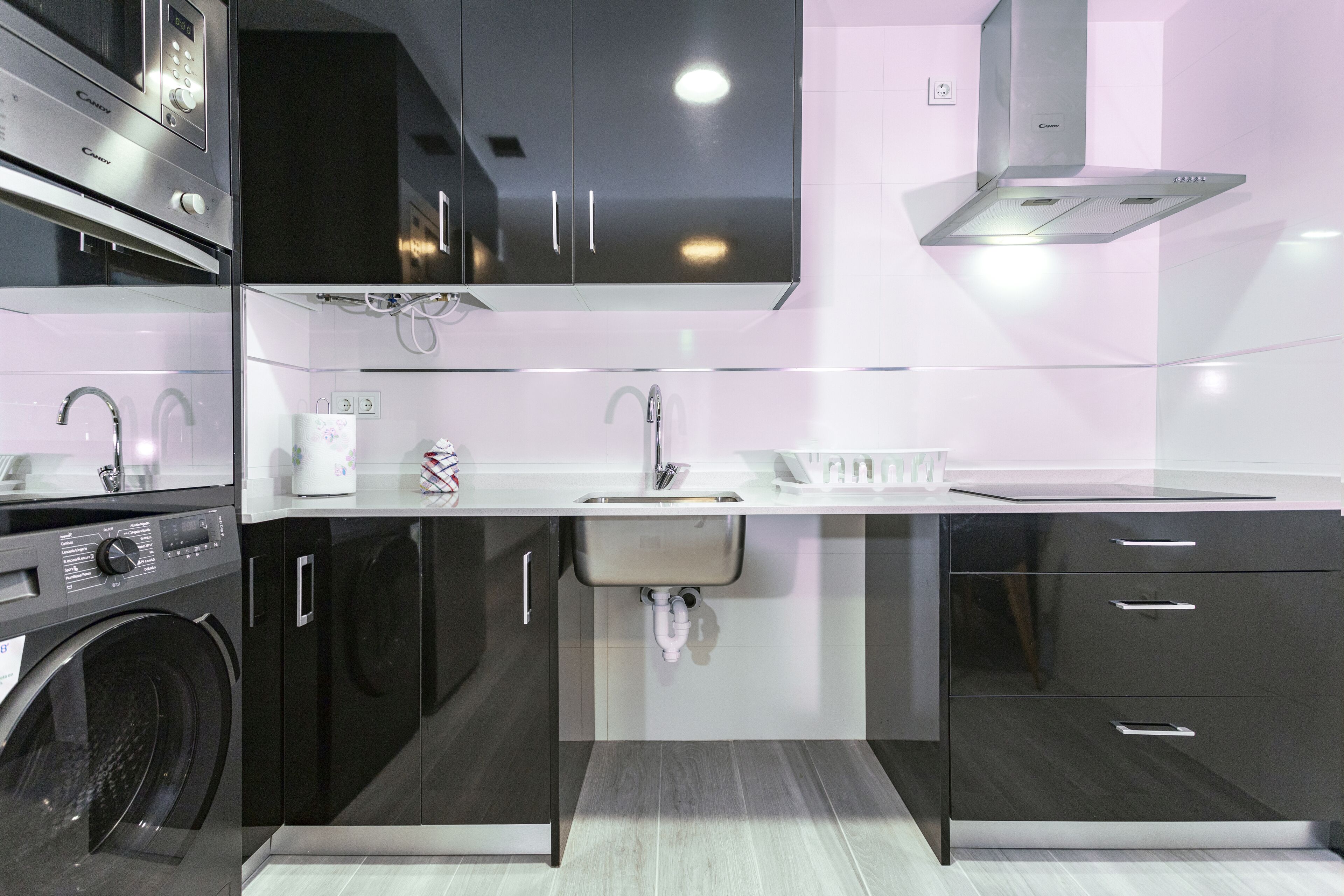 Full-sized fridge, microwave, oven, coffee/tea maker