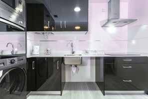 大型冷蔵庫、電子レンジ、オーブン、コーヒー / ティーメーカー