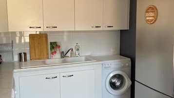 Jääkaappi, mikroaaltouuni, uuni, liesi