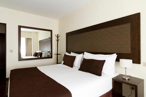 1 habitación, tabla de planchar con plancha y ropa de cama 