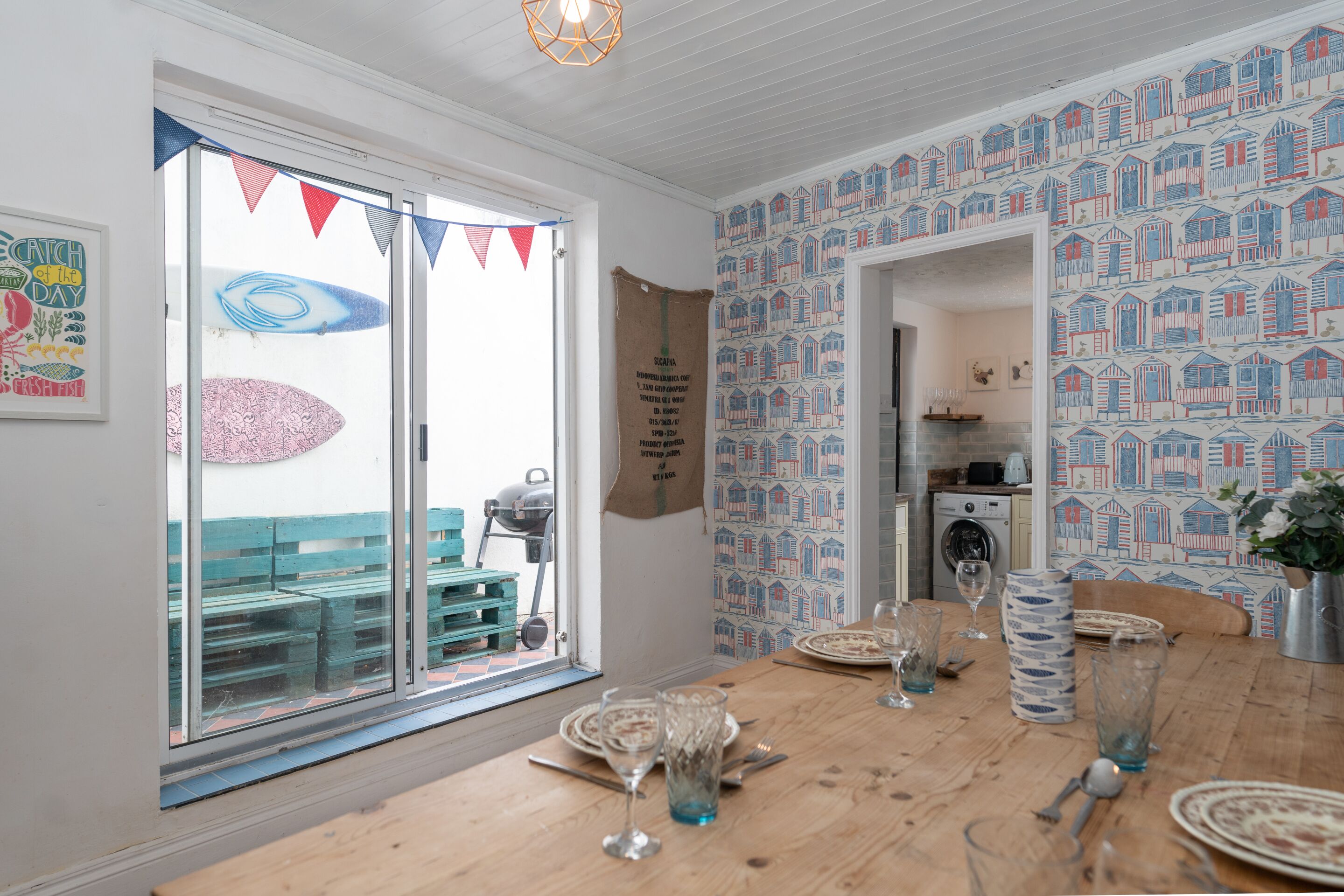 บ้านพักสำหรับครอบครัว, ห้องน้ำส่วนตัว, วิวสวนหย่อม | ครัวส่วนกลาง | เก้าอี้กินข้าวสำหรับเด็ก