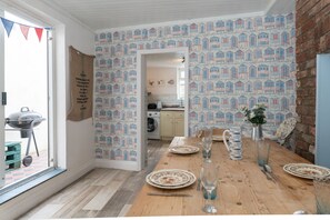 Familie huis, privébadkamer, uitzicht op binnenplaats | Gemeenschappelijke keuken | Een kinderstoel