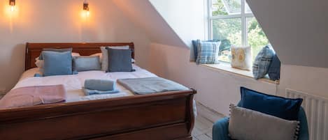 Casa familiar, baño privado, vista al patio | 4 habitaciones