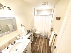Bañera con ducha, bañera de hidromasaje, toallas, jabón