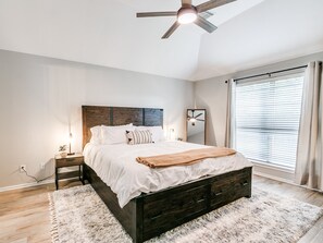 4 habitaciones, escritorio y tabla de planchar con plancha 