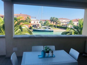 屋外ダイニングエリア