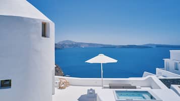 Villa | Outdoor spa tub