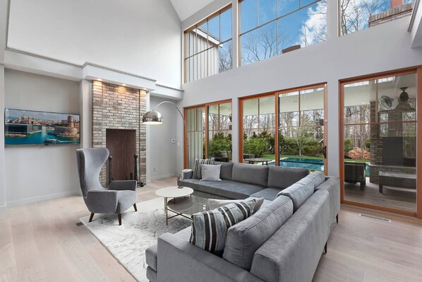 Smart TV, fireplace