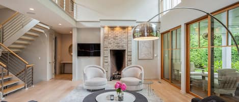 Smart TV y chimenea