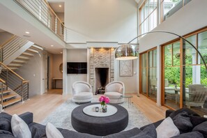 Smart TV, fireplace