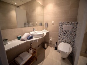Kamar Single Basic, ensuite | Kamar mandi | Bathtub besar dan handuk
