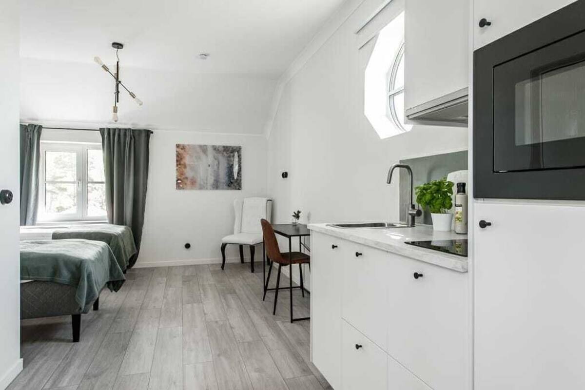 Tomannsrom – comfort, 2 enkeltsenger | Sengetøy av topp kvalitet, skrivebord og skrivebord for bærbar PC