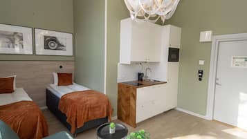 Quarto triplo premium, várias camas, para não fumantes, vista para o jardim | Roupas de cama premium, individualmente decorados