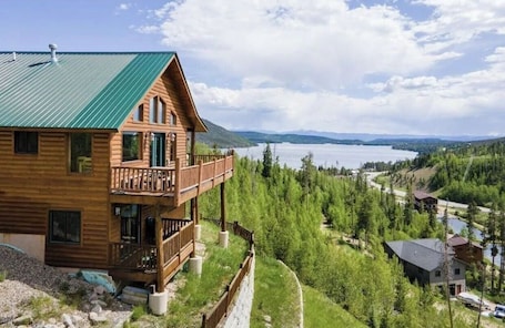 Exterior. Amazing Views of Shadow Mnt/lake,firepit,3br/2ba Cozy Cabin in Grand Lk,sleeps6