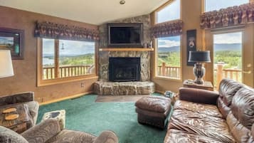 Smart TV, fireplace, video library, stereo