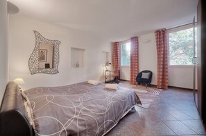 3 bedrooms, iron/ironing board, free WiFi, bed sheets