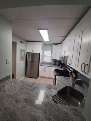 冷蔵庫、電子レンジ、オーブン、コンロ