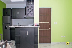 Kjøleskap, mikrobølgeovn, kaffetrakter/tekoker og spisebord