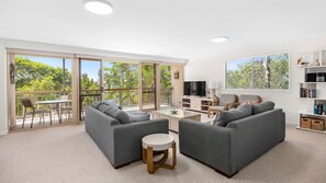 TV - Kingsview - 1/54 Kingfisher Drive (PEREGIAN BEACH)