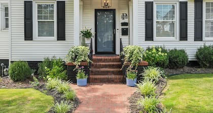 Downtown Elegant ArtBnB in The Gorgeous Historic Pettigru Neighborhood