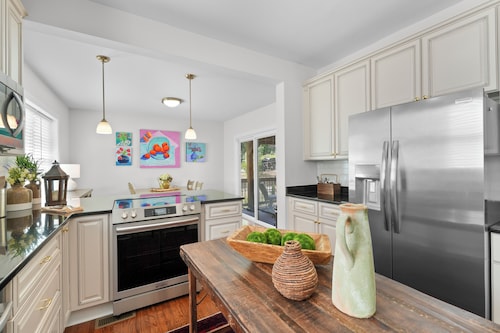 Elegant Colonial, Heart of Downtown