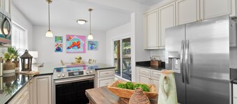 Elegant Colonial, Heart of Downtown