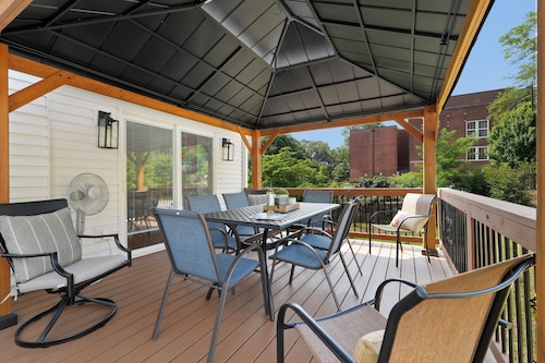 Elegant Colonial, Heart of Downtown