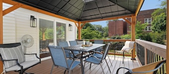 Elegant Colonial, Heart of Downtown