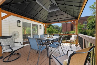 Elegant Colonial, Heart of Downtown