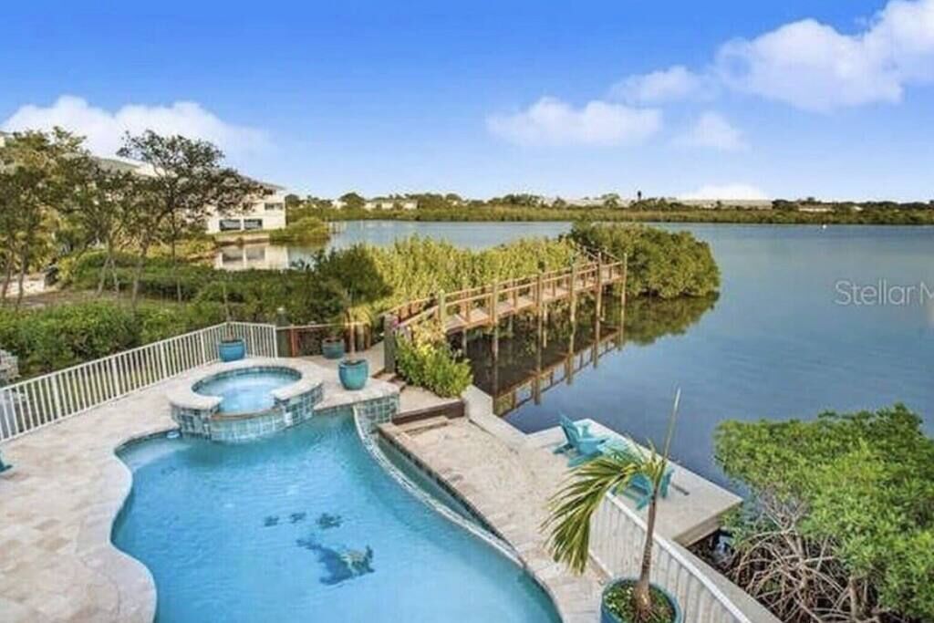 حمّام سباحة مُدفَّأ