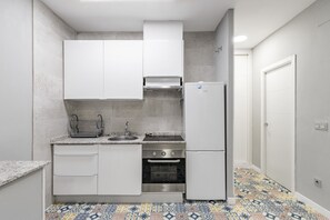 Kühlschrank, Mikrowelle, Ofen, Herdplatte