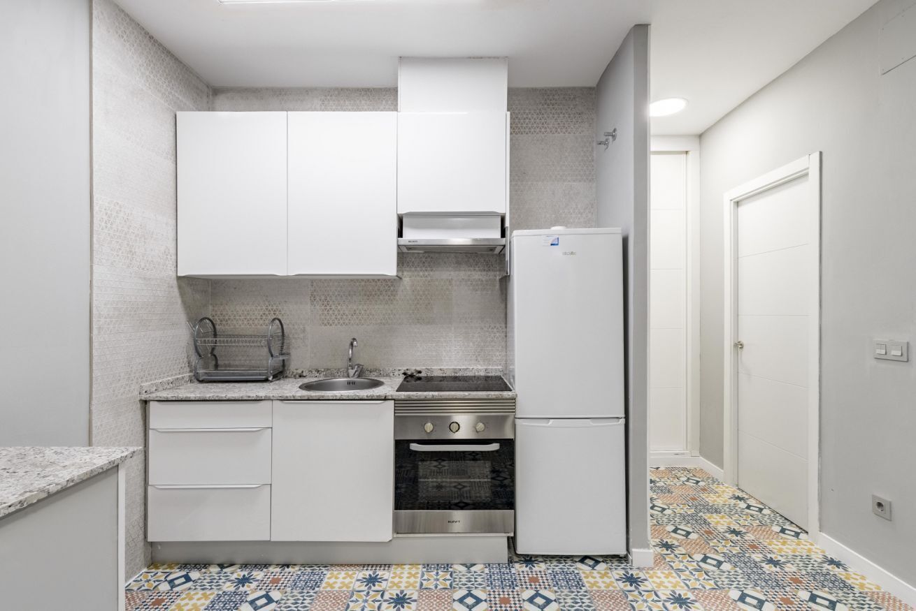 Frigorífico, microondas, horno y placa de cocina