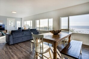 テレビ、暖炉、テーブルサッカー台、卓球台