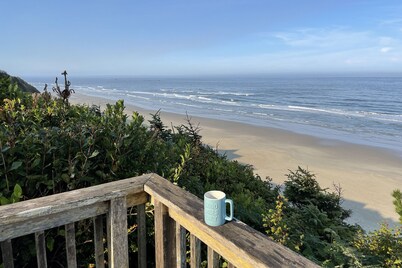 Ocean Front with Spectacular Views! 2 Bedroom, 2 Bath! Seal Rock!