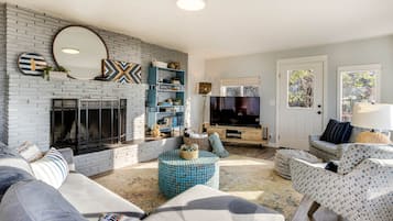 Televisio, takka, pöytäjalkapallopöytä, pöytätennispöytä