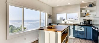 Ocean Front with Spectacular Views! 2 Bedroom, 2 Bath! Seal Rock!