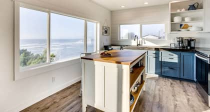 Ocean Front with Spectacular Views! 2 Bedroom, 2 Bath! Seal Rock!