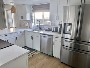 Fully equipped kitchen with large fridge and stainless steel appliances. - Crescent Bar 2 Bedroom Condo - Gorge Concerts, Wineries, Boating (Quincy)