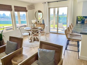 Dining - Crescent Bar 2 Bedroom Condo - Gorge Concerts, Wineries, Boating (Quincy)