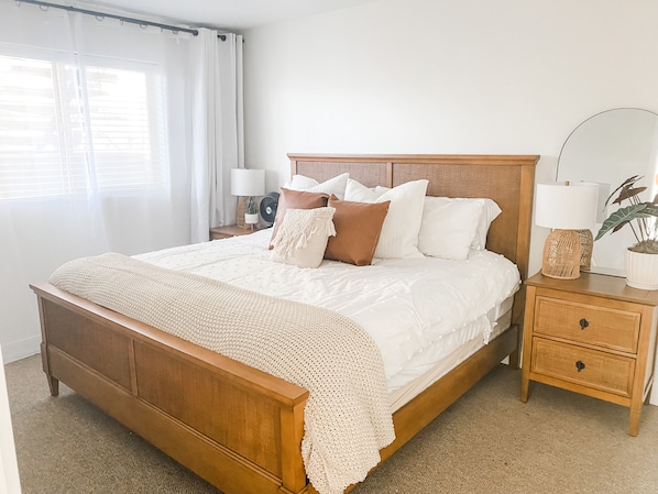 Master bedroom with King bed & 42” streaming TV - Crescent Bar 2 Bedroom Condo - Gorge Concerts, Wineries, Boating (Quincy)