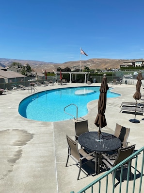 Pool with fun island in the middle - Crescent Bar 2 Bedroom Condo - Gorge Concerts, Wineries, Boating (Quincy)