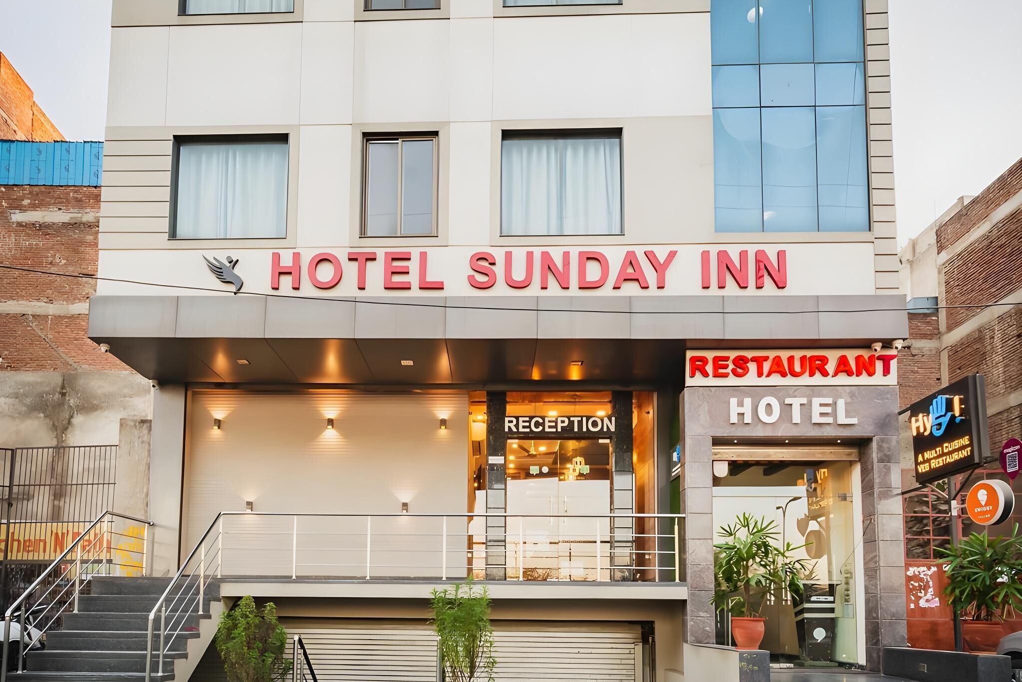 Ein Hotel mit einer Rezeption, einem Restaurant und einer Treppe zum Eingang.