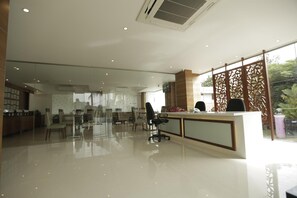 Lobby - OYO Premium Kakkanad Civil Station (Kanayannur)